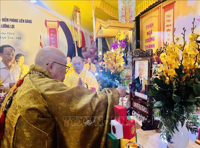 Hòa thượng Thích Thiện Tấn, Trưởng Ban Trị sự Giáo hội Phật giáo Việt Nam tỉnh Quảng Trị dâng hương tưởng nhớ Tổng Bí thư Nguyễn Phú Trọng. Ảnh: Nguyên Linh-TTXVN