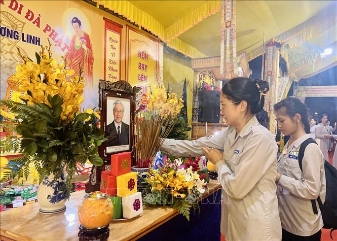 Các phật tử ở thị xã Quảng Trị dâng hương tỏ lòng tiếc thương và tưởng nhớ Tổng Bí thư Nguyễn Phú Trọng. Ảnh: Nguyên Linh-TTXVN