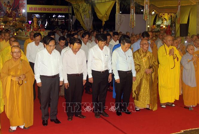 Các đại biểu, chư tôn, tăng ni, phật tử và đông đảo người dân đã dành một phút mặc niệm để tỏ lòng tiếc thương và tưởng nhớ Tổng Bí thư Nguyễn Phú Trọng. Ảnh: Nguyên Linh-TTXVN