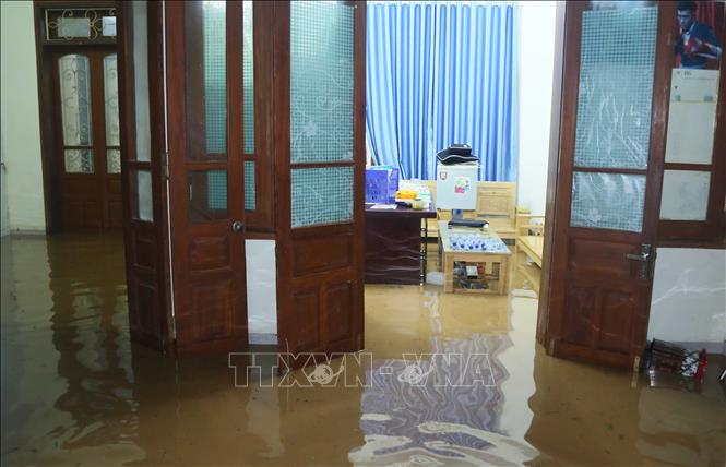 Tuyến đường Trường Chinh, phường Quyết Thắng, thành phố Sơn La, tỉnh Sơn La có nơi ngập sâu hơn 1m tràn vào nhiều công sở, nhà dân. Ảnh: Quang Quyết - TTXVN