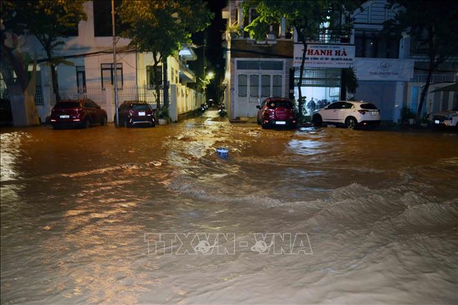 Tuyến đường Hoàng Quốc Việt, phường Quyết Thắng, thành phố Sơn La, tỉnh Sơn La bị ngập sâu. Ảnh: Quang Quyết - TTXVN