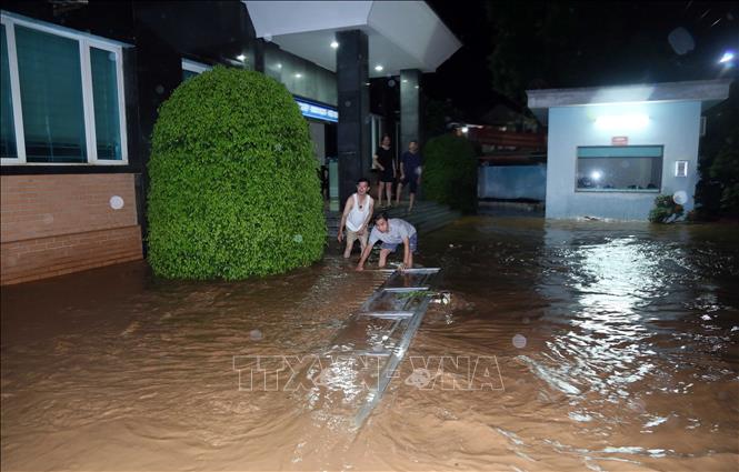 Tuyến đường Trường Chinh, phường Quyết Thắng, thành phố Sơn La, tỉnh Sơn La có nơi ngập sâu hơn 1m tràn vào nhiều công sở, nhà dân. Ảnh: Quang Quyết - TTXVN