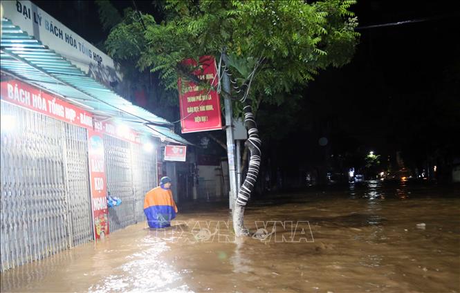 Tuyến đường Trường Chinh, phường Quyết Thắng, thành phố Sơn La, tỉnh Sơn La có nơi ngập sâu hơn 1m tràn vào nhiều công sở, nhà dân. Ảnh: Quang Quyết - TTXVN