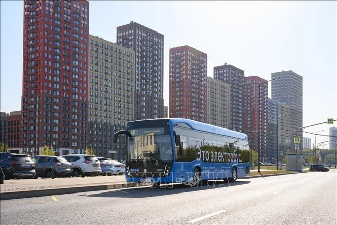 Xe buýt điện ngày càng trở thành phương tiên đi lại ưa thích ở thủ đô Moskva. Ảnh: Duy Trinh- PV TTXVN tại Nga

