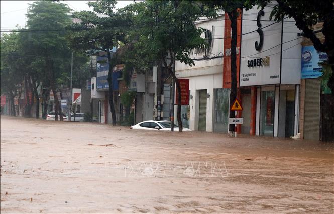 Khu vực đường Trường Chinh, thành phố Sơn La bị ngập úng gây ảnh hưởng đến tài sản, sinh hoạt và đi lại của người dân. Ảnh: Quang Quyết - TTXVN