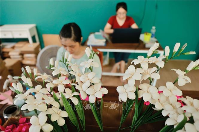 Tâm huyết với những gì mình đang làm, Maypaperflower hiểu rằng một sản phẩm về hoa, lưu giữ một phần kí ức về không gian xưa phải hài hoà và tôn trọng thiên nhiên, bởi sự phát triển chỉ đến từ những giá trị bền vững. Ảnh: Minh Quyết – TTXVN
