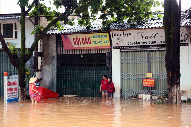 Trục Quốc lộ 6 qua tổ 1, phường Quyết Tâm, thành phố Sơn La bị ngập úng gây ảnh hưởng đến sinh hoạt và đi lại của người dân. Ảnh: Quang Quyết - TTXVN