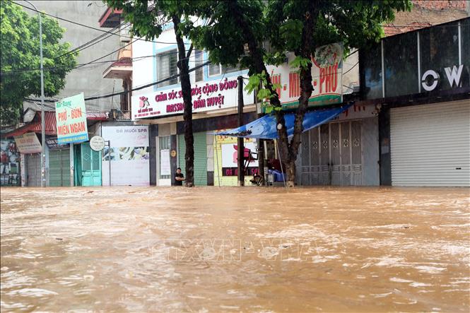 Khu vực đường Trường Chinh, thành phố Sơn La bị ngập sâu, ảnh hưởng đến sinh hoạt và đi lại của người dân. Ảnh: Quang Quyết - TTXVN