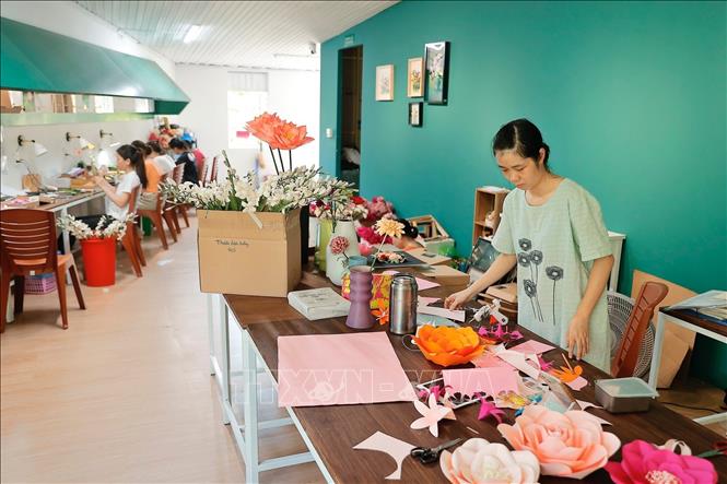 Maypaperflower mang đến cho khách hàng nhiều dòng sản phẩm chứa đựng đầy tâm huyết, sự tỉ mỉ của các thợ thủ công, giúp bạn có được cảm hứng tích cực và năng lượng tốt hơn trong cuộc sống hàng ngày. Ảnh: Minh Quyết – TTXVN