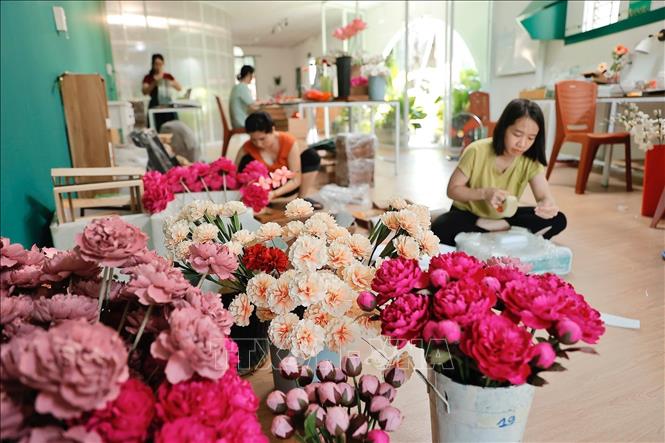 Tâm huyết với những gì mình đang làm, Maypaperflower hiểu rằng một sản phẩm về hoa, lưu giữ một phần kí ức về không gian xưa phải hài hoà và tôn trọng thiên nhiên, bởi sự phát triển bền vững chỉ đến từ những giá trị bền vững. Ảnh: Minh Quyết – TTXVN
