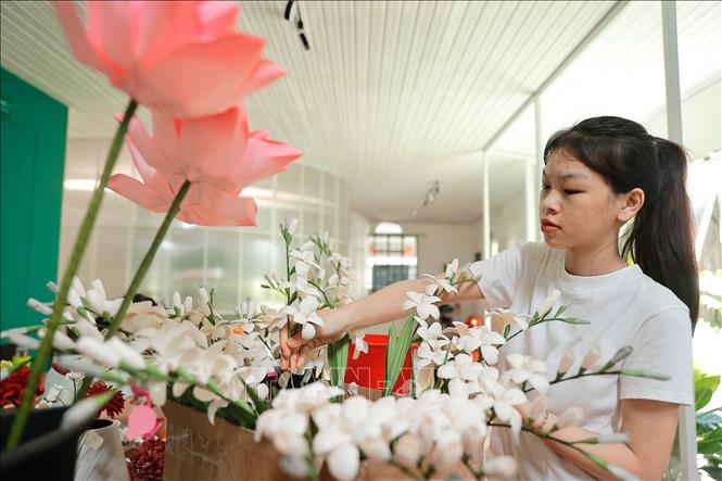 Maypaperflower luôn có sẵn các dòng sản phẩm hoa giấy đa dạng phong phú như hoa cắm bình, khung tranh hoa và hoa giấy kết hợp cùng nền tranh vẽ tay từ hoạ sĩ. Ảnh: Minh Quyết – TTXVN
