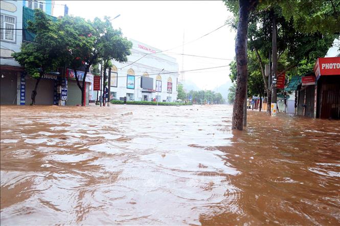 Trục Quốc lộ 6 qua đường Trường Chinh, thành phố Sơn La bị ngập úng gây ảnh hưởng đến sinh hoạt và đi lại của người dân. Ảnh: Quang Quyết - TTXVN