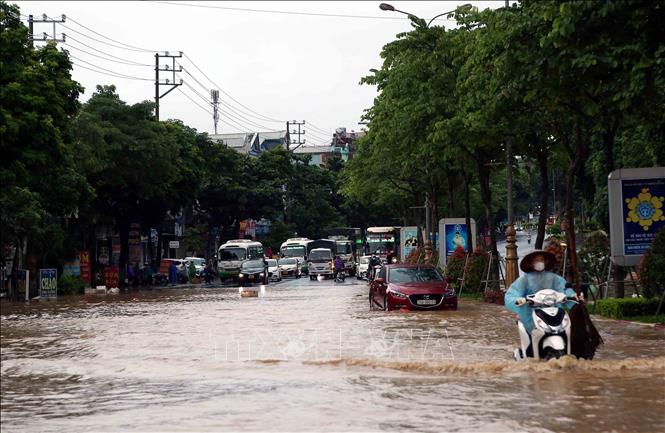 Trục Quốc lộ 6 qua thành phố Sơn La bị ngập úng gây ảnh hưởng đến sinh hoạt và đi lại của người dân. Ảnh: Quang Quyết - TTXVN