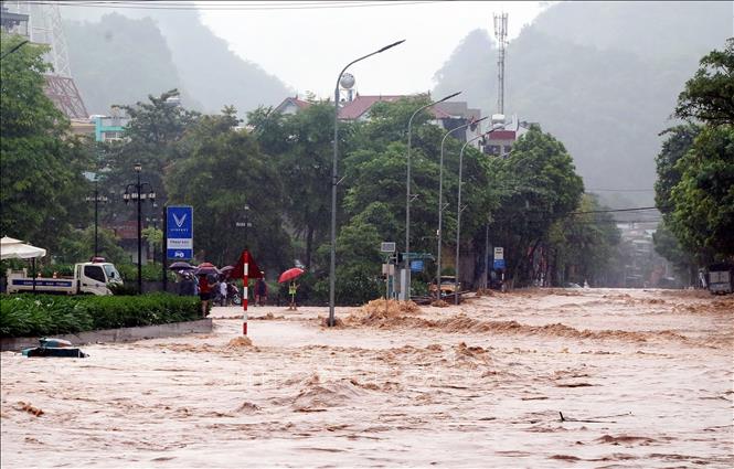 Khu vực đường Trường Chinh, thành phố Sơn La bị ngập sâu, ảnh hưởng đến sinh hoạt và đi lại của người dân. Ảnh: Quang Quyết - TTXVN
