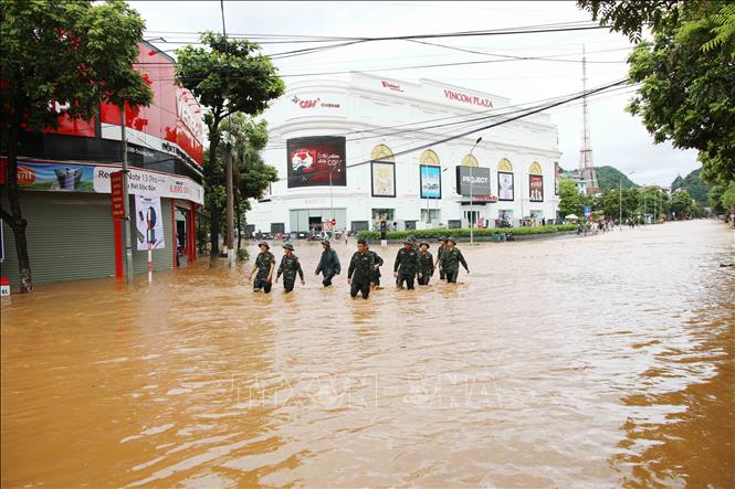 Lực lượng quân đội tham gia khắc phục hậu quả mưa lũ trên địa bàn thành phố Sơn La. Ảnh: Nguyễn Cường - TTXVN