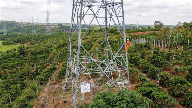 Workers of the Gia Lai Transmission Unit in the Central Highlands province of Gia Lai check the power line. VNA Photo: Huy Hùng