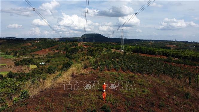 Workers of the Gia Lai Transmission Unit in the Central Highlands province of Gia Lai check the Pleiku-EaNam 500kV line. VNA Photo: Huy Hùng