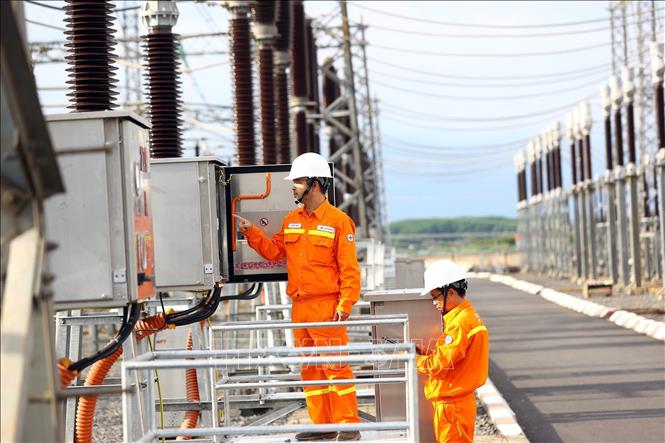 Workers of the Dak Nong Transmission Unit in the Central Highlands province of Dak Nong check the 500kV transmission station. VNA Photo: Huy Hùng