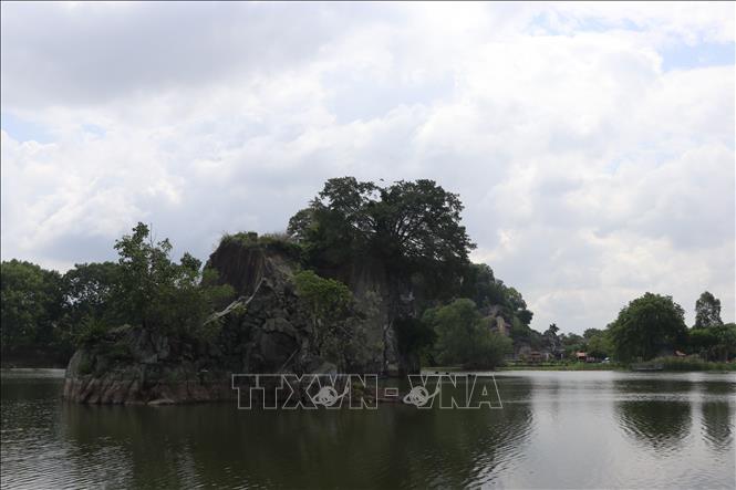 Đảo lớn nằm giữa hồ Long Ẩn, thuộc Khu du lịch Bửu Long, nơi đàn chim Cổ Rắn cư ngụ và sinh sản những ngày qua. Ảnh: Sỹ Tuyên - TTXVN