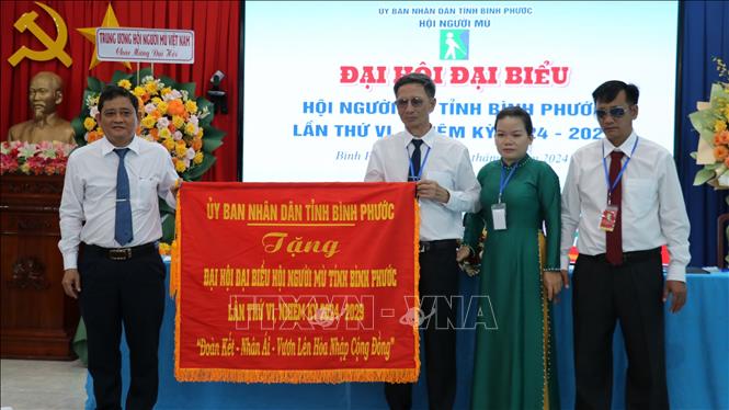 UBND tỉnh tặng bức trướng với dòng chữ “Đoàn kết - Nhân ái - Vươn lên hòa nhập cộng đồng” chúc mừng đại hội. Ảnh: Nhật Bình - TTXVN