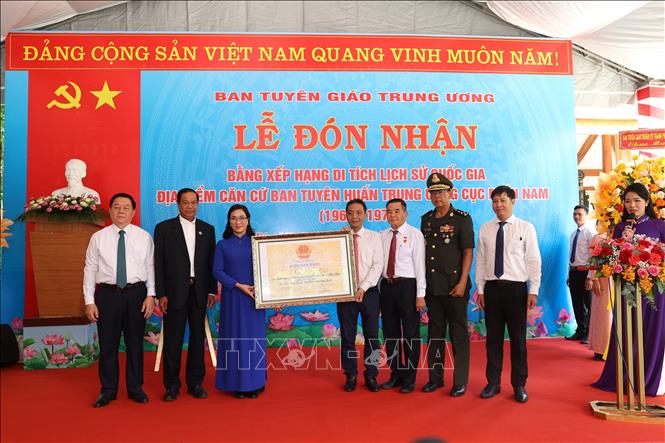 Trao Bảng xếp hạng Di tích lịch sử quốc gia Ban Tuyên huấn Trung ương Cục miền Nam giai đoạn 1962 - 1975. Ảnh: Thanh Tân - TTXVN
