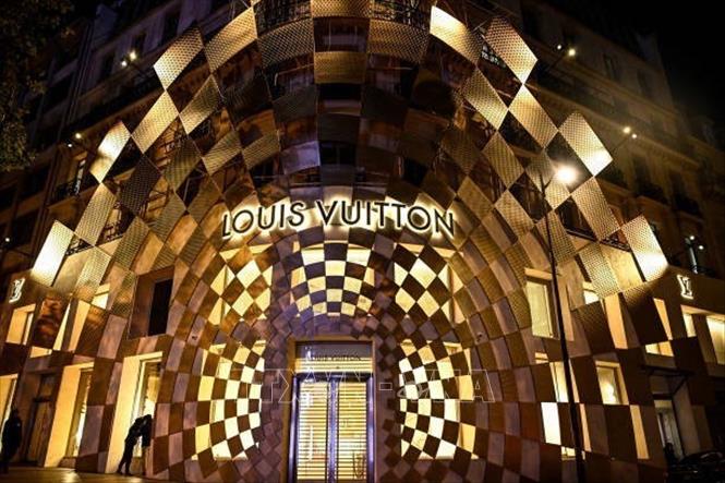 (Tư liệu) Một cửa hàng Louis Vuitton của tập đoàn LVMH ở Paris, Pháp. Ảnh: Getty Images/TTXVN