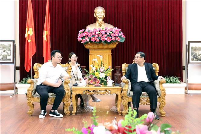 Bí thư Tỉnh ủy Nam Định Phạm Gia Túc trong buổi làm việc với ông Lôi Hoạt Tranh, Chủ tịch Tập đoàn nhôm Kam Kiu – Hồng Kông (Trung Quốc). Ảnh: Thái Thuần – TTXVN
