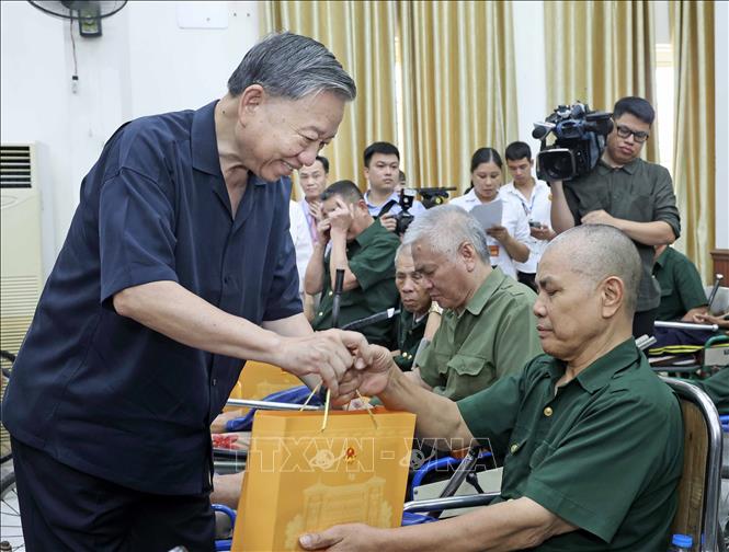 Chủ tịch nước Tô Lâm tặng quà các thương bệnh binh. Ảnh: Nhan Sáng-TTXVN