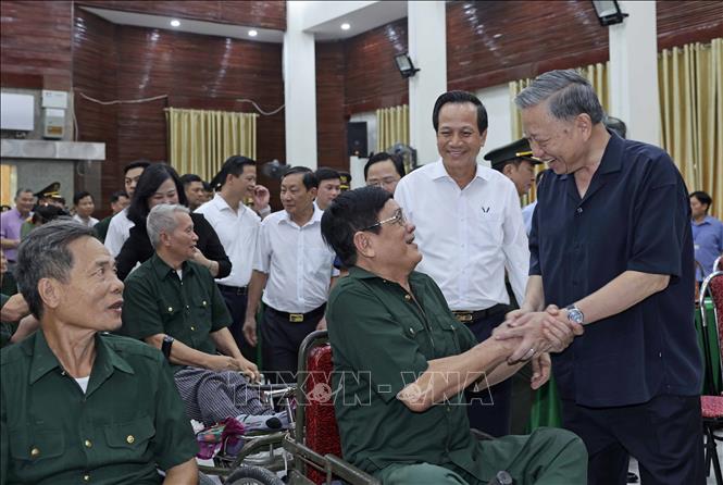 Chủ tịch nước Tô Lâm thăm hỏi, động viên thương binh. Ảnh: Nhan Sáng-TTXVN