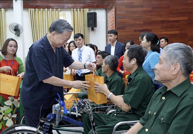 Chủ tịch nước Tô Lâm tặng quà các thương bệnh binh. Ảnh: Nhan Sáng-TTXVN