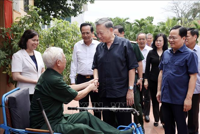 Chủ tịch nước Tô Lâm thăm hỏi, động viên thương binh. Ảnh: Nhan Sáng-TTXVN