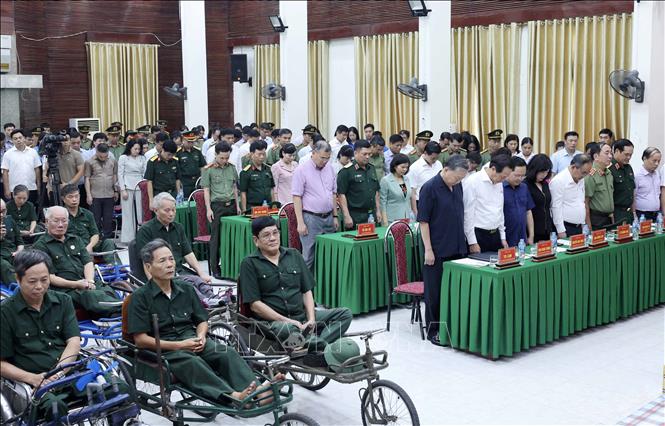 Chủ tịch nước Tô Lâm và đại biểu cùng các thương binh tưởng niệm các Anh hùng liệt sĩ và Tổng Bí thư Nguyễn Phú Trọng. Ảnh: Nhan Sáng-TTXVN