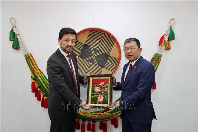 Chairman of the National Assembly's Committee for External Relations Vu Hai Ha presents a gift to Colombian Deputy Minister of Trade Luis Felipe Quintero. VNA Photo: Phi Hùng 