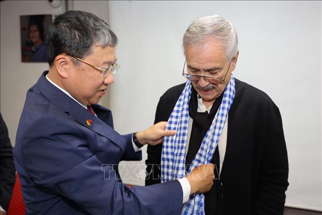 Chairman of the National Assembly's Committee for External Relations Vu Hai Ha presents a gift to Chairman of the Colombian Communist Party Jaime Caicedo. VNA Photo: Phi Hùng 