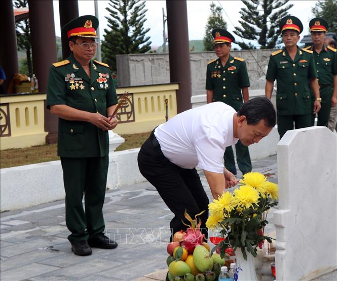 Các đại biểu thắp hương tưởng niệm các liệt sỹ tại Đài Tưởng niệm Chư Tan Kra. Ảnh: Cao Nguyên-TTXVN

