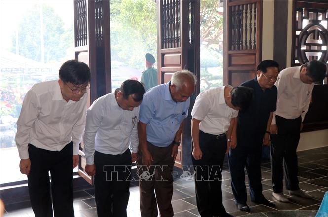 Đại diện lãnh đạo tỉnh Kon Tum dâng hương tại Đài Tưởng niệm Chư Tan Kra. Ảnh: Cao Nguyên-TTXVN
