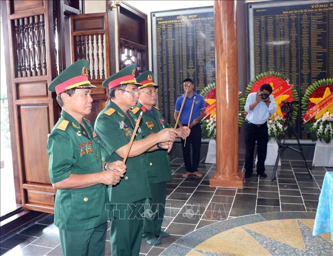 Các đại biểu dâng hương tại Đài Tưởng niệm Chư Tan Kra. Ảnh: Cao Nguyên-TTXVN
