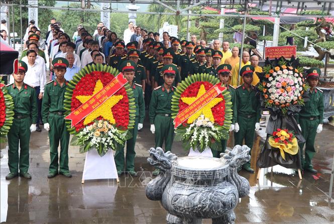 Quang cảnh buổi dâng hoa, dâng hương tại Đài Tưởng niệm Chư Tan Kra. Ảnh: Cao Nguyên -TTXVN

