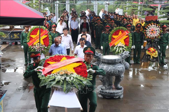 Quang cảnh buổi dâng hoa, dâng hương tại Đài Tưởng niệm Chư Tan Kra. Ảnh: Cao Nguyên-TTXVN

