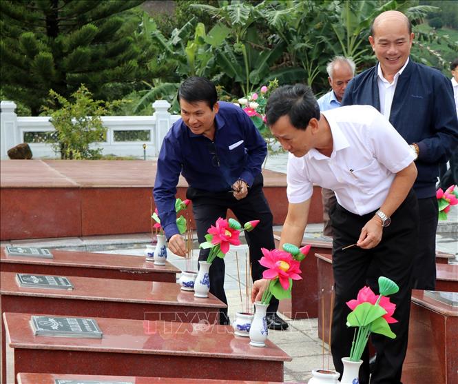 Các đại biểu thắp hương lên mộ cho các liệt sỹ được chôn cất tại Đài Tưởng niệm Chư Tan Kra. Ảnh: Cao Nguyên-TTXVN
