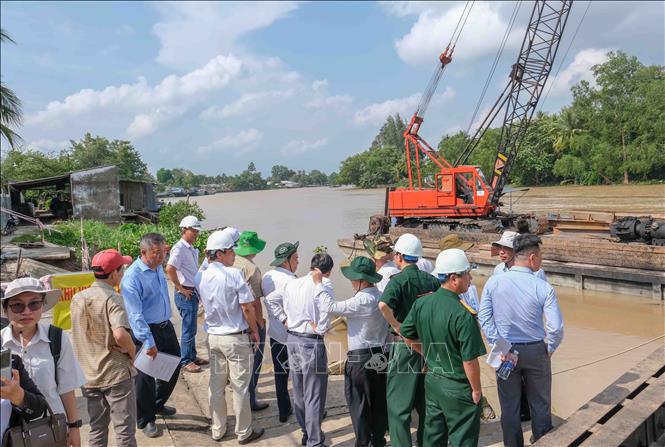 Lãnh đạo UBND TP Cần Thơ kiểm tra tiến độ thi công công trình Kè chống sạt lở sông Ô Môn trên địa bàn phường Thới An, quận Ô Môn. Ảnh: Thanh Liêm - TTXVN