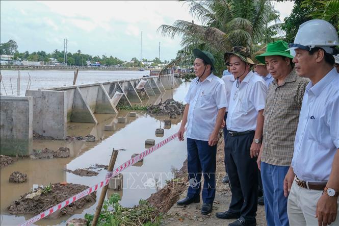Lãnh đạo UBND TP Cần Thơ kiểm tra tiến độ thi công công trình Kè chống sạt lở sông Ô Môn. Ảnh: Thanh Liêm - TTXVN