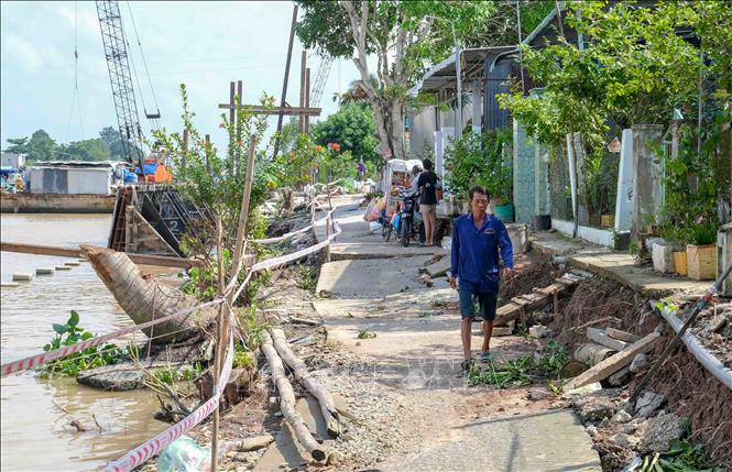 Một đoạn bờ sông Ô Môn bị sạt lở đang được thi công bờ kè. Ảnh: Thanh Liêm - TTXVN