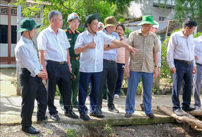 Phó Chủ tịch UBND TP Cần Thơ Nguyễn Ngọc Hè (thứ ba từ trái sang) kiểm tra tình hình sạt lở bờ sông Ô Môn trên địa bàn phường Thới An, quận Ô Môn. Ảnh: Thanh Liêm - TTXVN