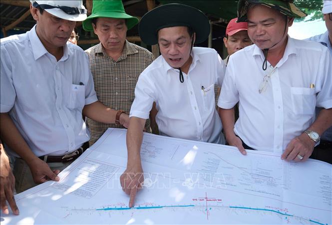 Phó Chủ tịch UBND TP Cần Thơ Nguyễn Ngọc Hè xem bản vẽ thi công công trình Kè chống sạt lở sông Ô Môn. Ảnh: Thanh Liêm - TTXVN