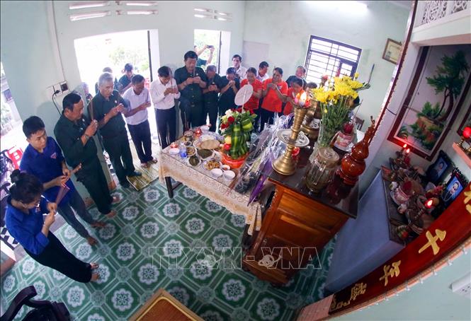 Cựu chiến binh và các đoàn thể địa phương dâng hương tại lễ giỗ. Ảnh: Trần Lê Lâm - TTXVN