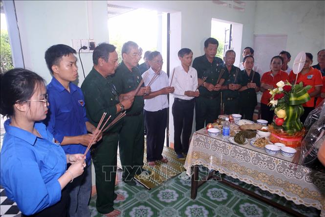 Cựu chiến binh và các đoàn thể địa phương dâng hương tại lễ giỗ. Ảnh: Trần Lê Lâm - TTXVN