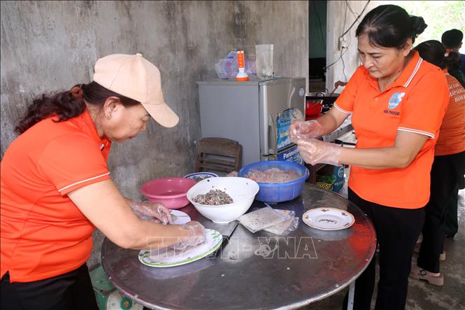 Phụ nữ thôn Tân Hạnh đang chuẩn bị các món đồ cúng trong lễ giỗ các Anh hùng, liệt sĩ. Ảnh: Trần Lê Lâm - TTXVN
