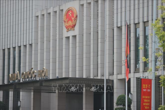 Nhà Quốc hội treo cờ rủ, sáng 25/7. Ảnh: TTXVN