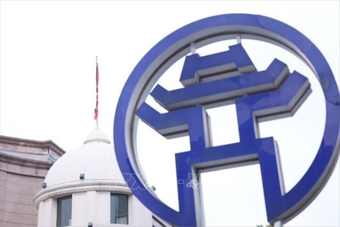 Treo cờ rủ trên nóc Sở Giao dịch Chứng khoán Hà Nội. Ảnh: TTXVN 